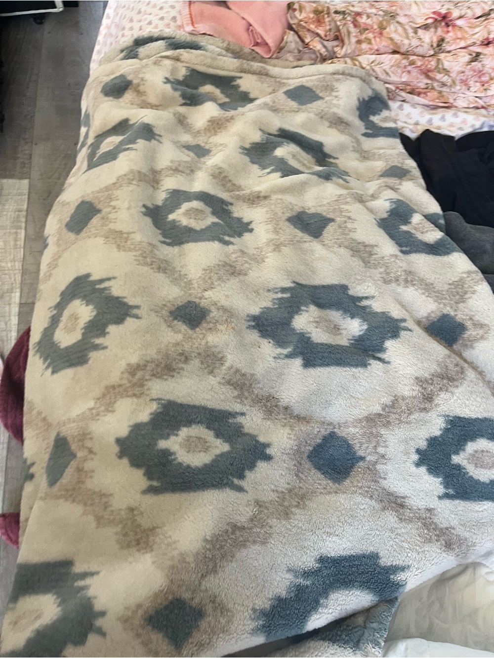 Plush Geo-Pattern Plush Throw Blanket in Gray and Cream